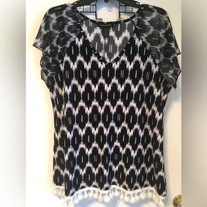 TOP WITH EMBROIDERED BOTTOM/VERY LIGHT WEIGHT BLACK AND WHITE SIZE LARGE